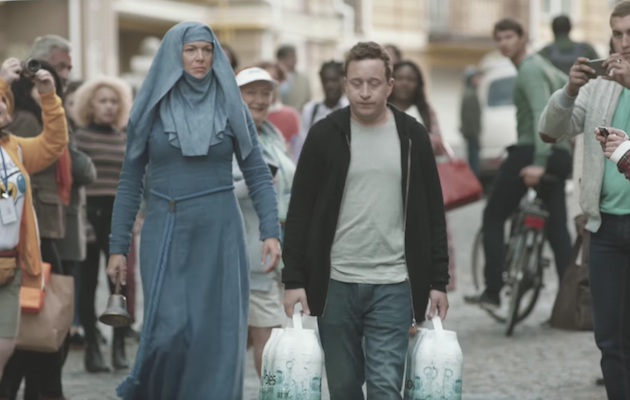 Shame or Glory: a bottled-water shopper confronted by the Game of Thrones shame character